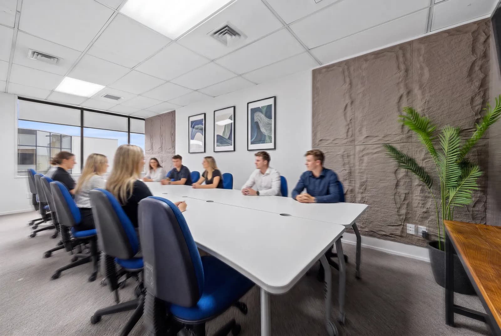 Team meeting around the Studio.101 boardroom table